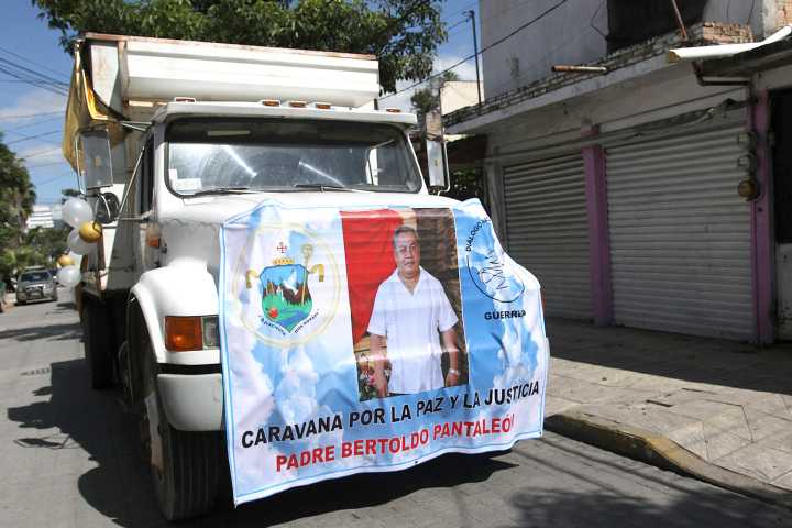 Cientos de mexicanos exigen "paz y justicia" tras el asesinato de un sacerdote en Guerrero