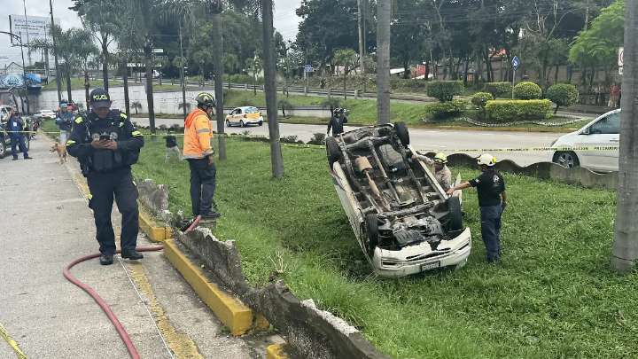 Dos lesionados tras volcadura de camioneta en el bulevar Tratados de Córdoba