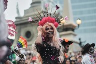 Artistas LGBTQ+ enorgullecen el desfile de Catrinas de la Ciudad de México antaño del Día de Muertos, en fotos