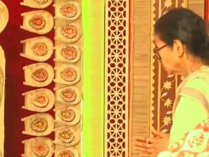 WB: CM Mamata Banerjee offers prayers at Kalighat Kali Temple
