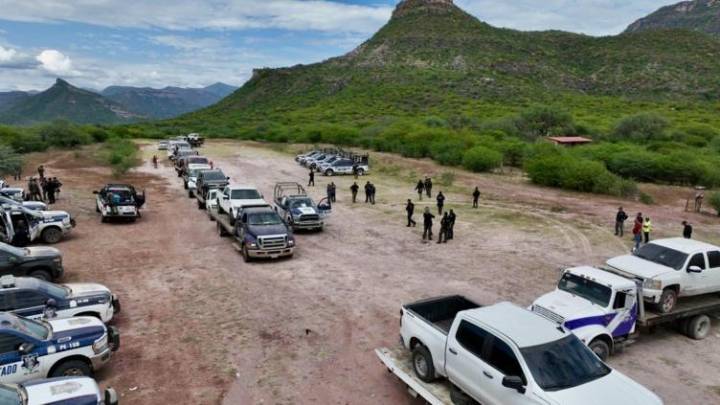 Trasladan vehículos asegurados en Moris; despliegan operativo