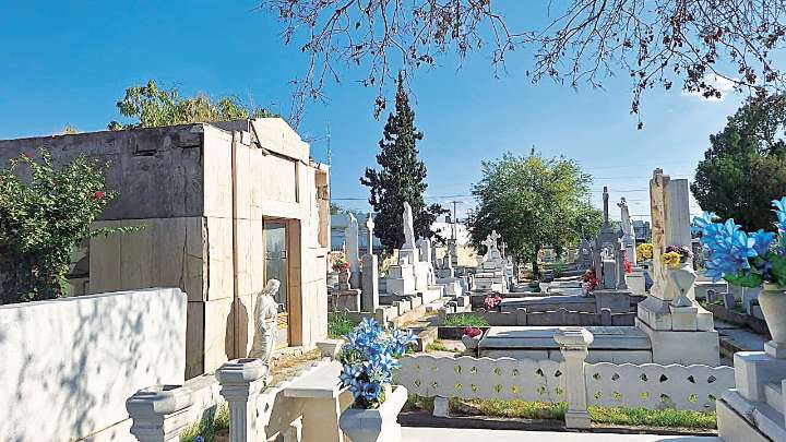 Comienza actividad en panteones de Nuevo Laredo; se espera que 10 mil personas los visiten