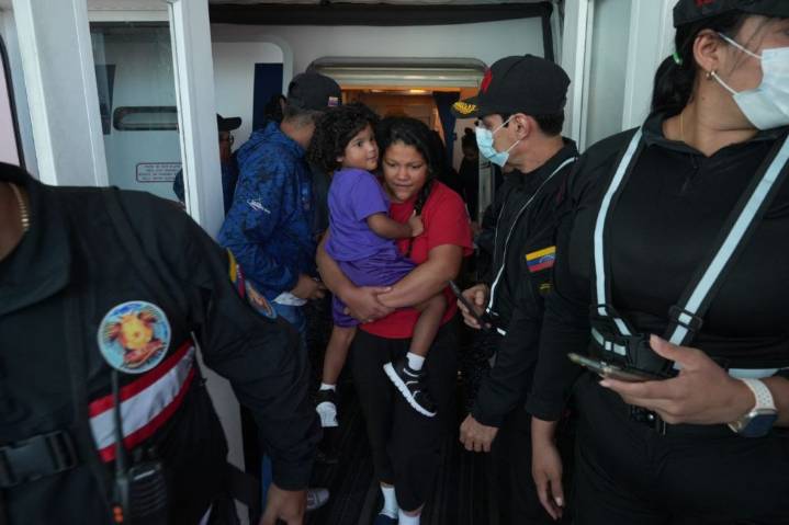 Nuevo vuelo de Vuelta a la Patria llega al país con 217 venezolanos desde EE. UU.