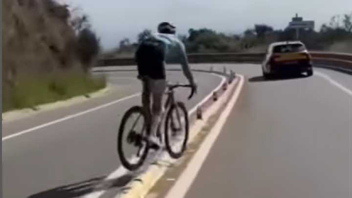 El equipo Kern Pharma abre expediente al ciclista Kiko Galván por poner en riesgo la seguridad vial en la carretera de l'Arrabassada