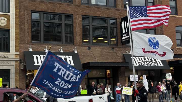 Viral moment from No Kings protest in Sioux Falls unites community