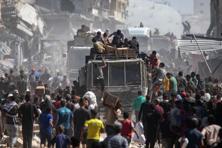Empieza a entrar ayuda humanitaria a Gaza desde Egipto según el acuerdo de alto al fuego