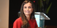 La reina Letizia estrena el vestido rojo de Adolfo Domínguez que compró a juego con la princesa Leonor