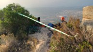 Desmontan una vía ilegal de descenso por rapel en una cima de alto valor ecológico
