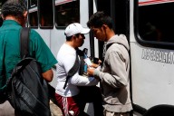 Transportistas insisten en mantener mesas de diálogo para indexar pasaje urbano al dólar