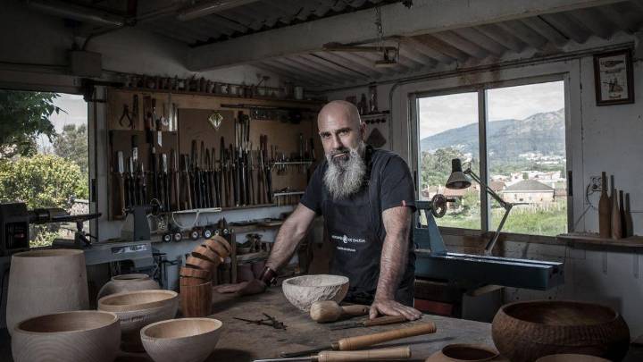 Así son las candidaturas gallegas que optan al Premio Nacional de Artesanía: madera sostenible, boinas escultóricas y vajillas para la alta cocina