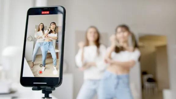 8 de cada 10 madres argentinas usan WhatsApp para comprar y TikTok para descubrir marcas