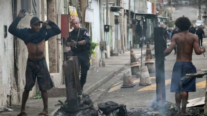 Operativo contra el crimen organizado en Río de janeiro dejó un saldo de al menos 64 muertos