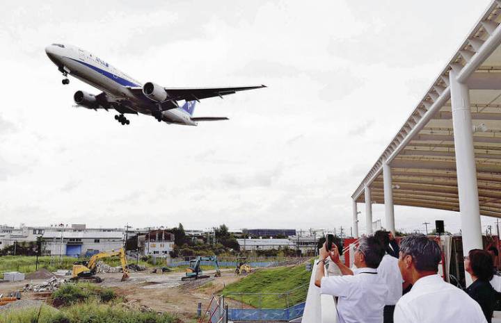 Aviation fans flock to observation deck
