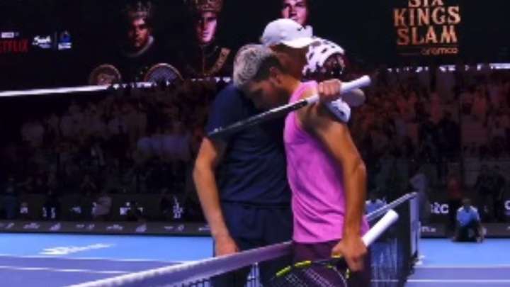 El emotivo momento entre Sinner y Alcaraz tras la final del Six Kings Slam