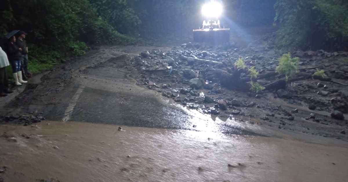Atiende PC derrumbe por lluvias en la carretera Comala–San Antonio; pide evitar la zona