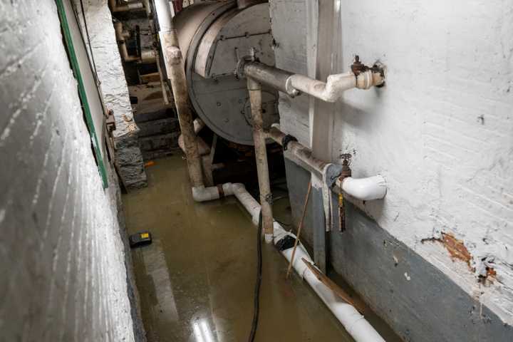 Dos hombres fallecen en Nueva York tras quedar atrapados en sótanos inundados