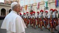Los nuevos guardias suizos juran su cargo ante el Papa por primera vez desde 1968