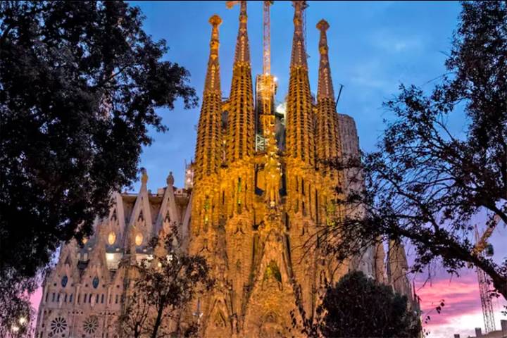 La Sagrada Familia alcanzó los 162 metros y se convirtió en la iglesia más alta del mundo