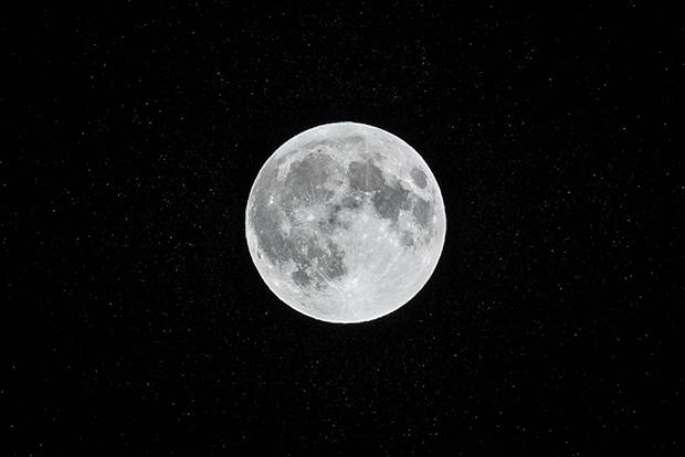 Expertos chinos detectan restos de meteoritos en muestras lunares de la misión Chang’e