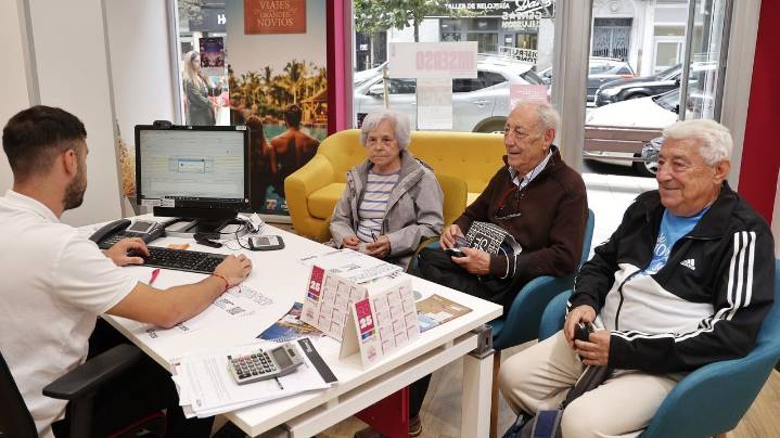 Primer día de venta de viajes del Imserso en Galicia: «Queremos viajar en marzo, pero mañana no quedará nada»