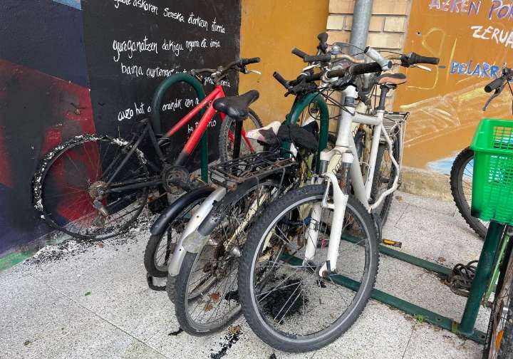 Investigan la quema de varias bicicletas en Zarautz