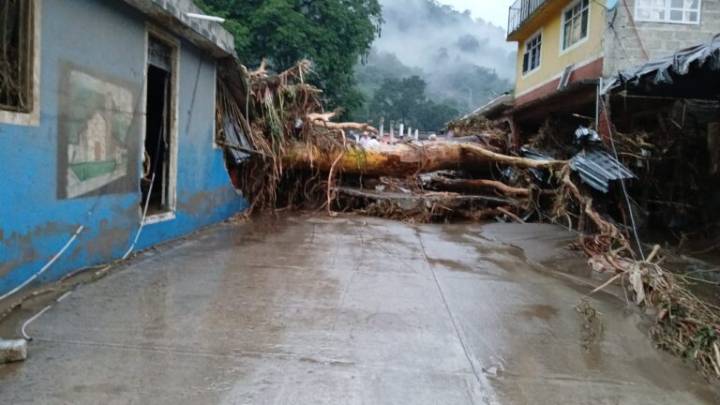 Gobierno federal reporta 22 muertos por lluvias en Hidalgo; el estatal asegura que van 16