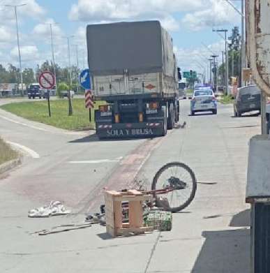 Un ciclista murió atropellado por un camión en la Ruta 11