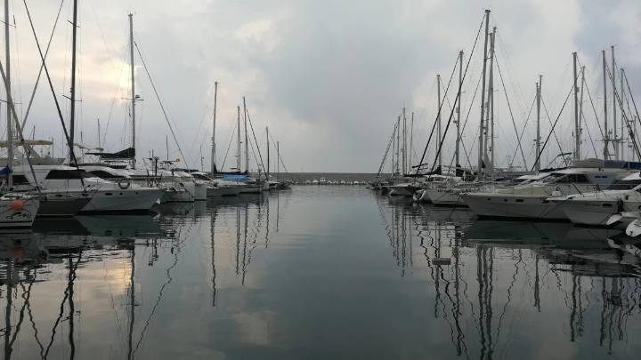 Ocho personas heridas, tres graves, tras la explosión de un barco en el puerto deportivo de Fuengirola
