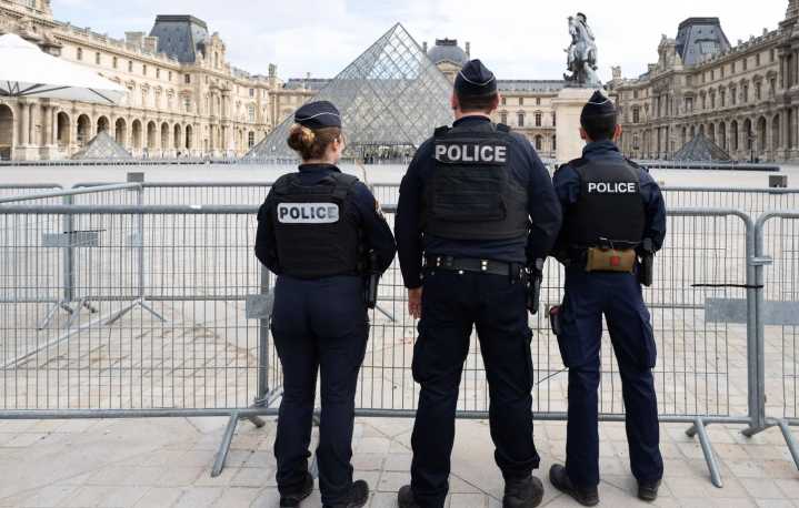 Francia: Detienen a dos hombres por el robo del museo del Louvre