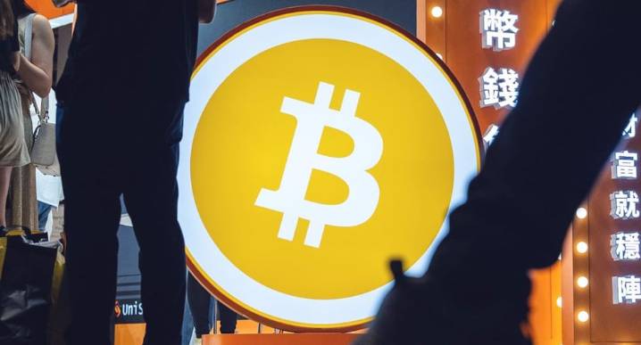 Bitcóin y token vinculado a Binance caen tras liquidación récord
