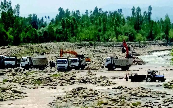 In Shopian, Jhelum tributary gasps under illegal mining