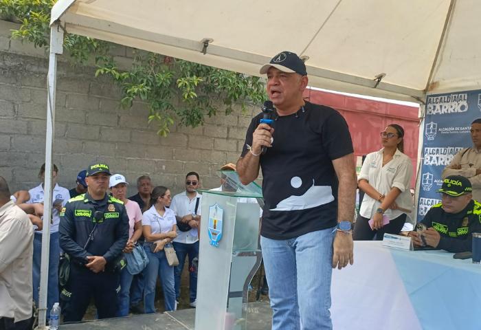 A esta hora el alcalde, Carlos Pinedo se reúne con la gente de Colinas del Río