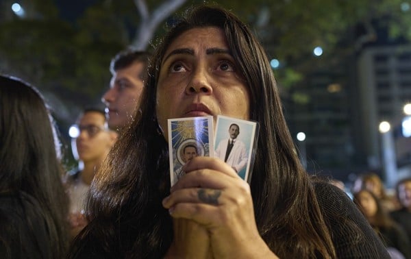 Los fieles católicos venezolanos celebran la canonización de sus dos primeros santos