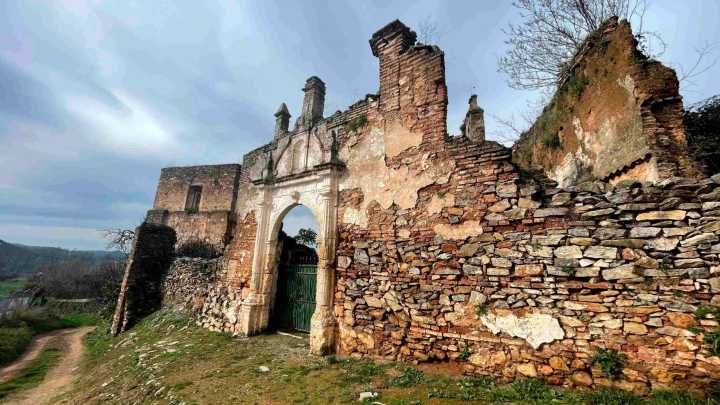 La ermita renacentista que se deshace entre la maleza de la sierra de Sevilla