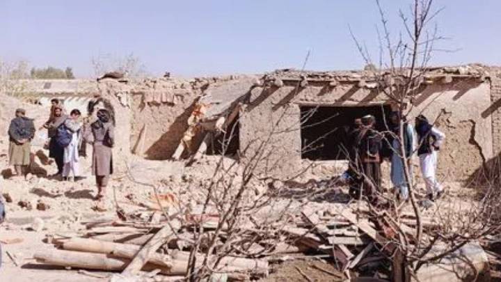 Pakistan launches air strikes in Afghanistan