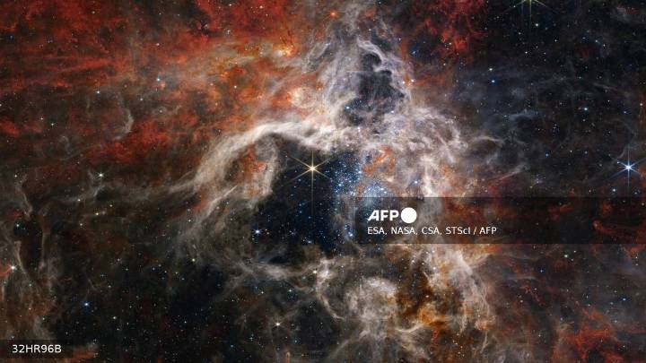 Hallan un sistema con dos estrellas y planetas como el terrestre transitando entre ambas