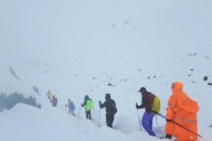 Cientos de excursionistas quedan atrapados en el Everest por una fuerte tormenta en el Tíbet