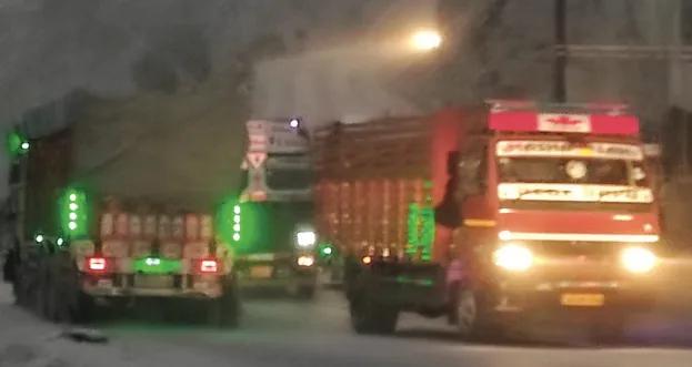 Traffic resumes on Sgr-Jmu NH, Zojila Pass, Mughal Road after weather halt