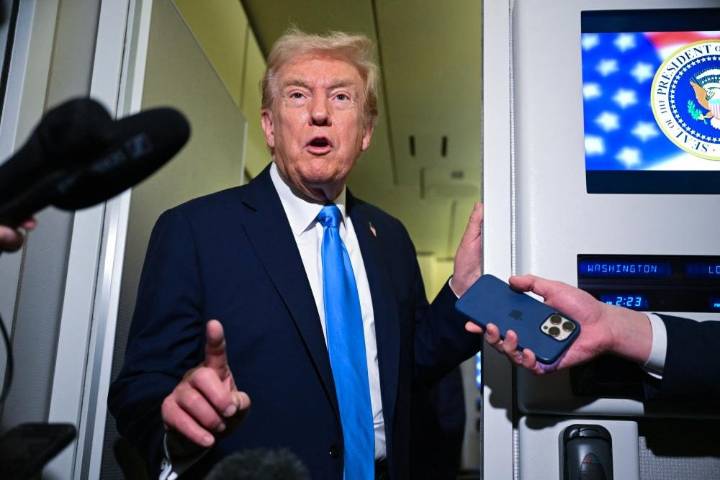 Trump habla con líderes cataríes en escala en vuelo a Asia, donde se reunirá con Xi