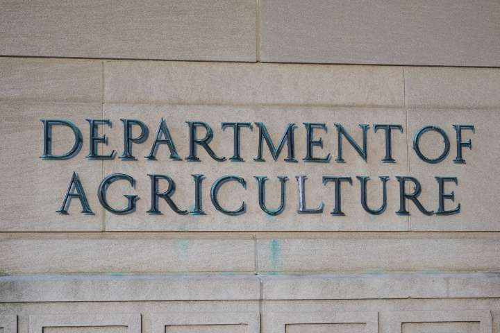 USDA alerta sobre el retiro de alimentos incluidos en programas federales escolar por riesgo de listeria