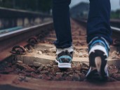 ¿Es mejor hacer una caminata larga que varias cortas al día? Esto dice la ciencia