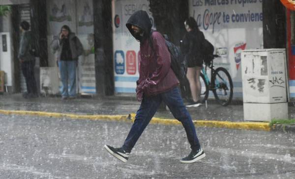 Malhumor, resignación y bromas: las reacciones de los bahienses por una nueva tormenta