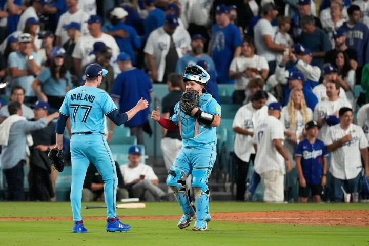 Azulejos vencen a Dodgers en juego 4 y empatan la Serie Mundial