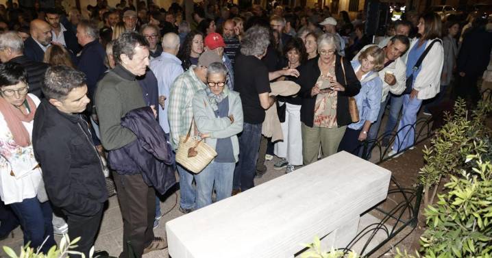 Vecinos y amigos rinden homenaje al músico Víctor Uris en ‘su plaza’