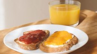El desayuno clásico: café, zumo y tostadas, ¿es realmente saludable?