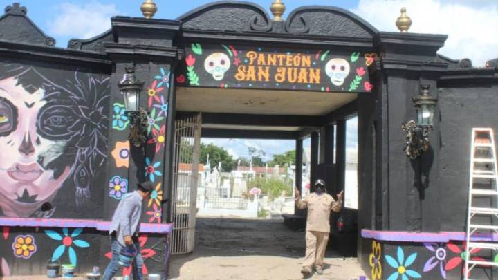 Renuevan fachada del panteón San Juan en El Rosario con motivos de Día de Muertos