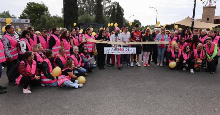 Lazos rosas en el asfalto