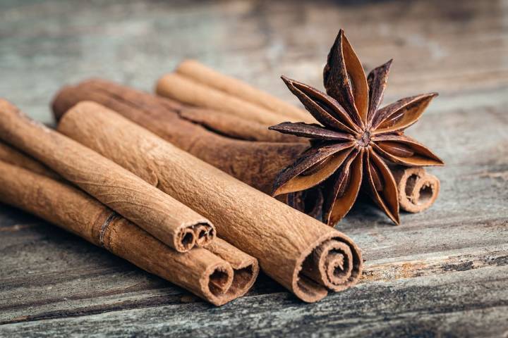 Relajación. El ritual ancestral con canela en el baño para atraer la prosperidad y limpiar las energías negativas