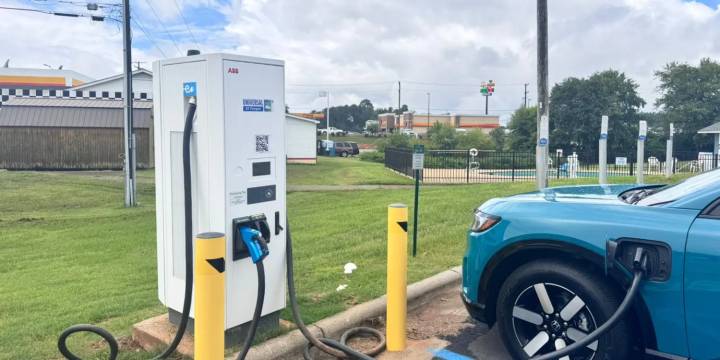 Universal EV Chargers Debuts $15 Flat