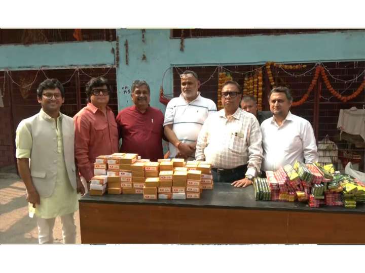 VHP distributes sweets, green firecrackers to children in Delhi